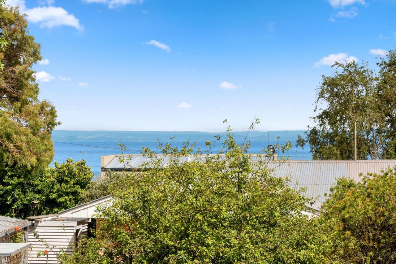 Waitahanui Lake House - Lake Taupo Holiday Home Extérieur photo