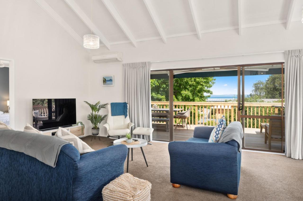 Waitahanui Lake House - Lake Taupo Holiday Home Extérieur photo