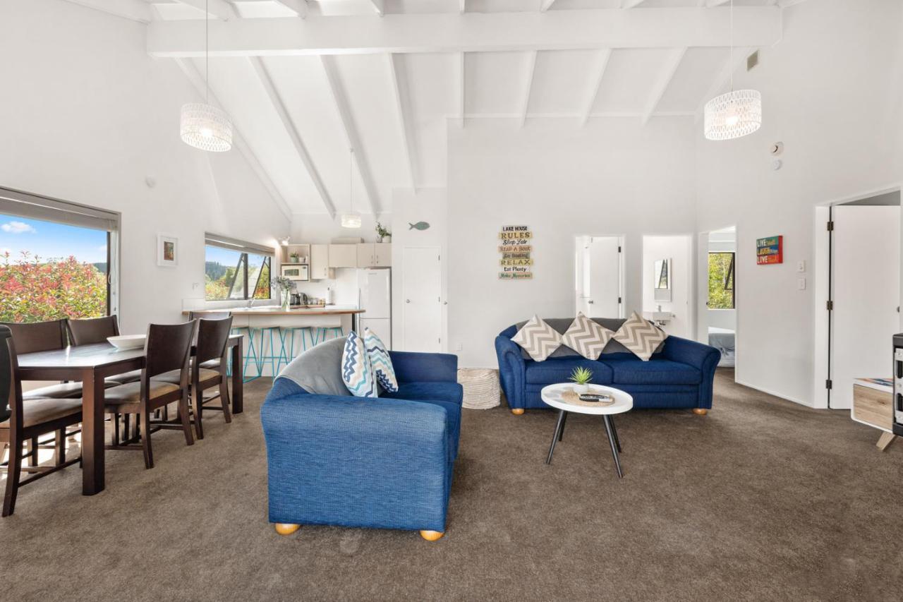 Waitahanui Lake House - Lake Taupo Holiday Home Extérieur photo
