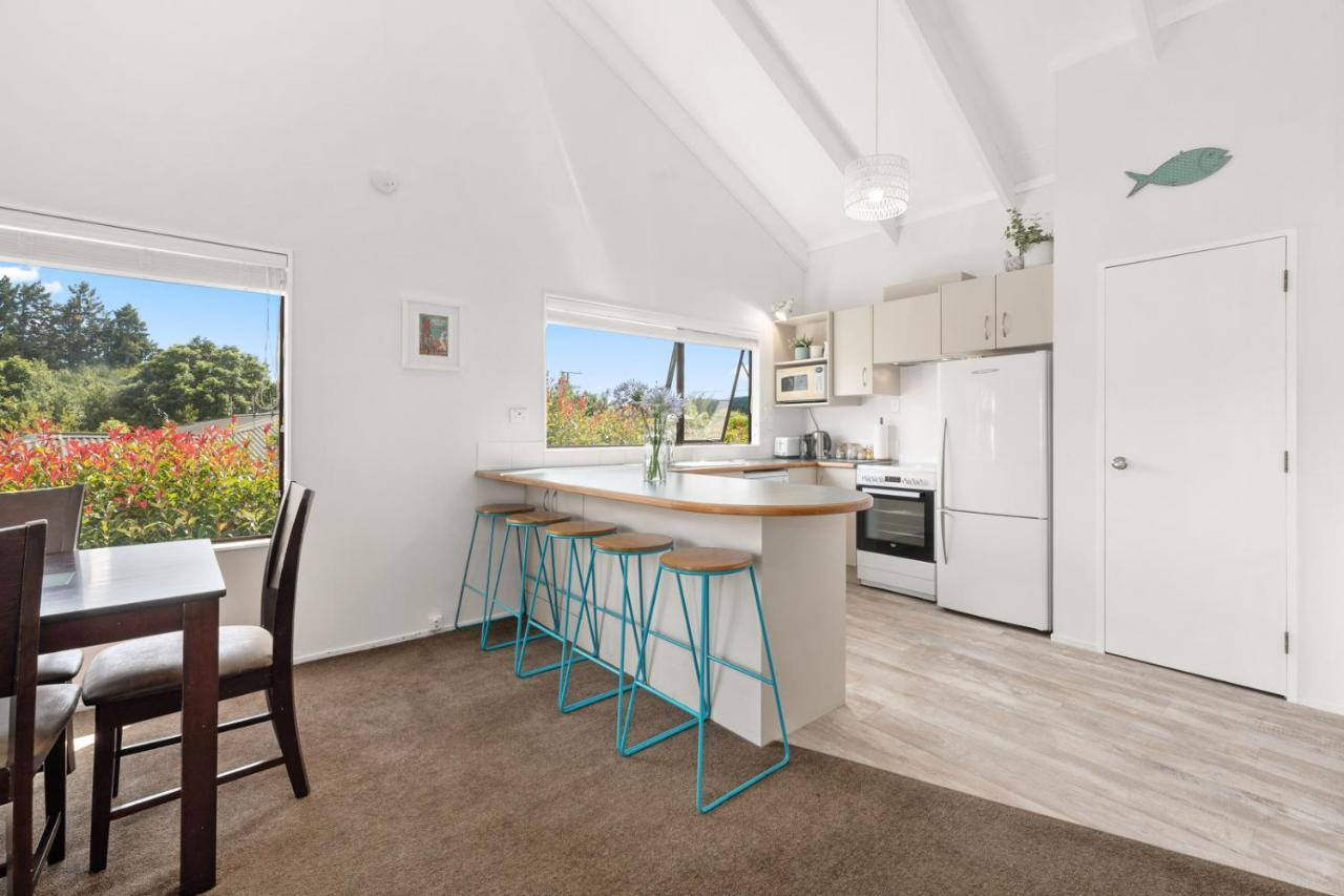 Waitahanui Lake House - Lake Taupo Holiday Home Extérieur photo