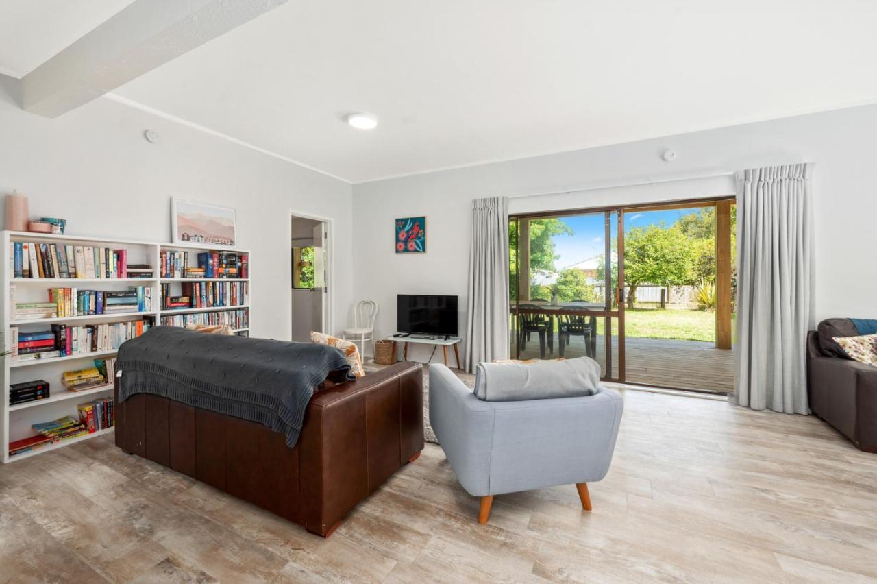Waitahanui Lake House - Lake Taupo Holiday Home Extérieur photo