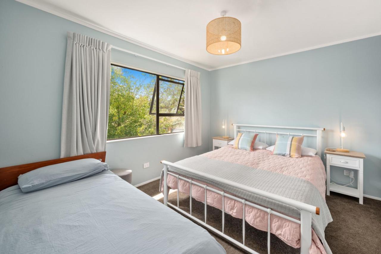 Waitahanui Lake House - Lake Taupo Holiday Home Extérieur photo