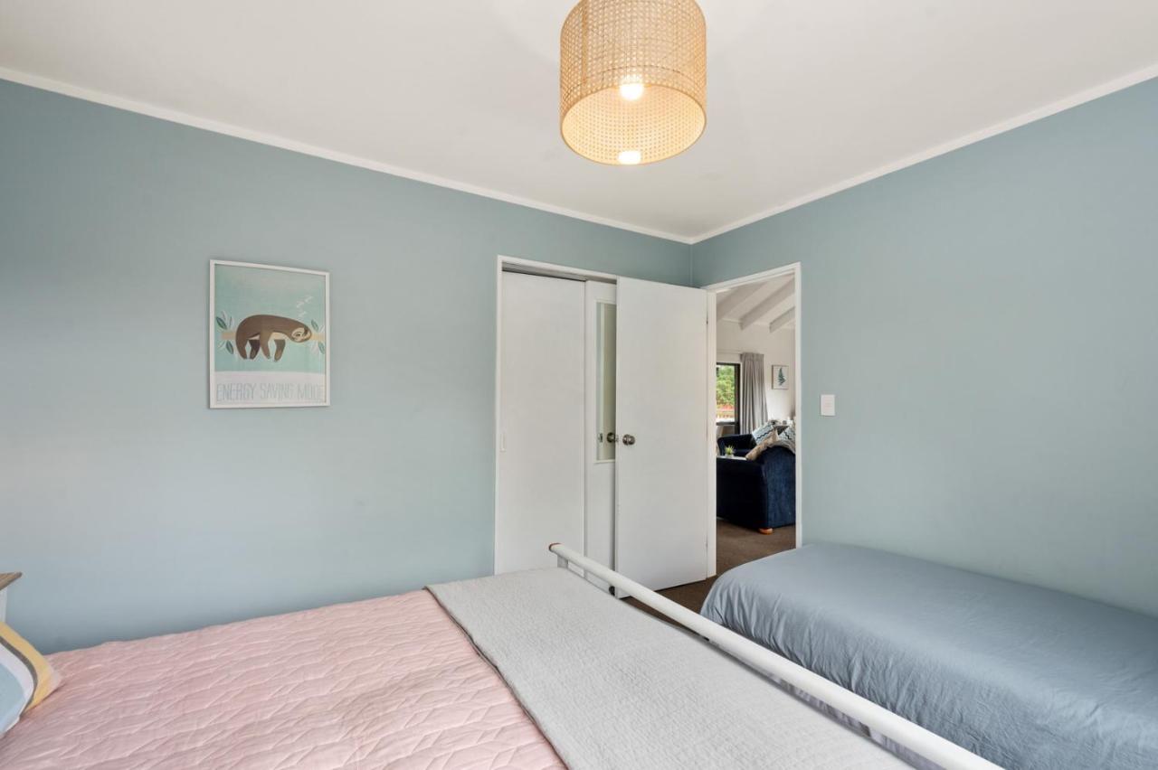 Waitahanui Lake House - Lake Taupo Holiday Home Extérieur photo