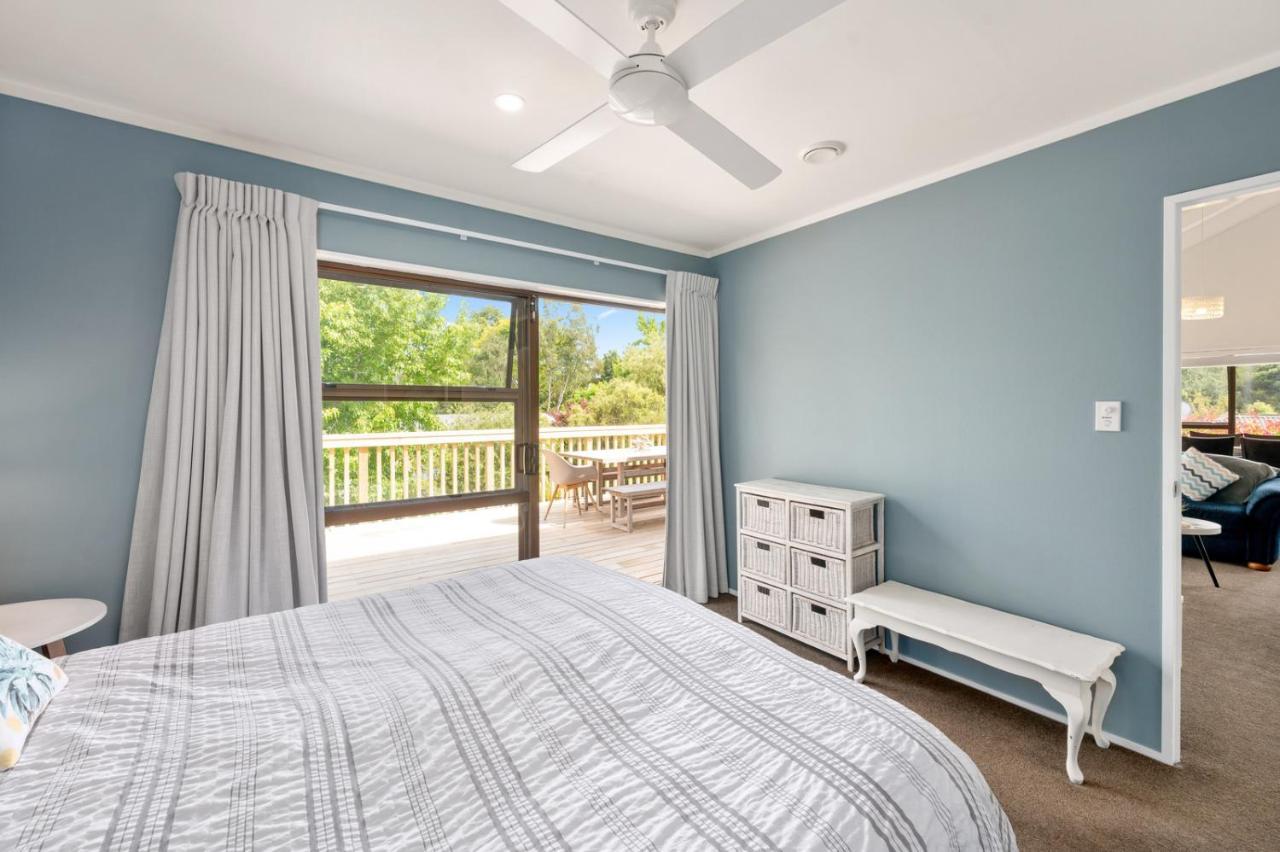 Waitahanui Lake House - Lake Taupo Holiday Home Extérieur photo