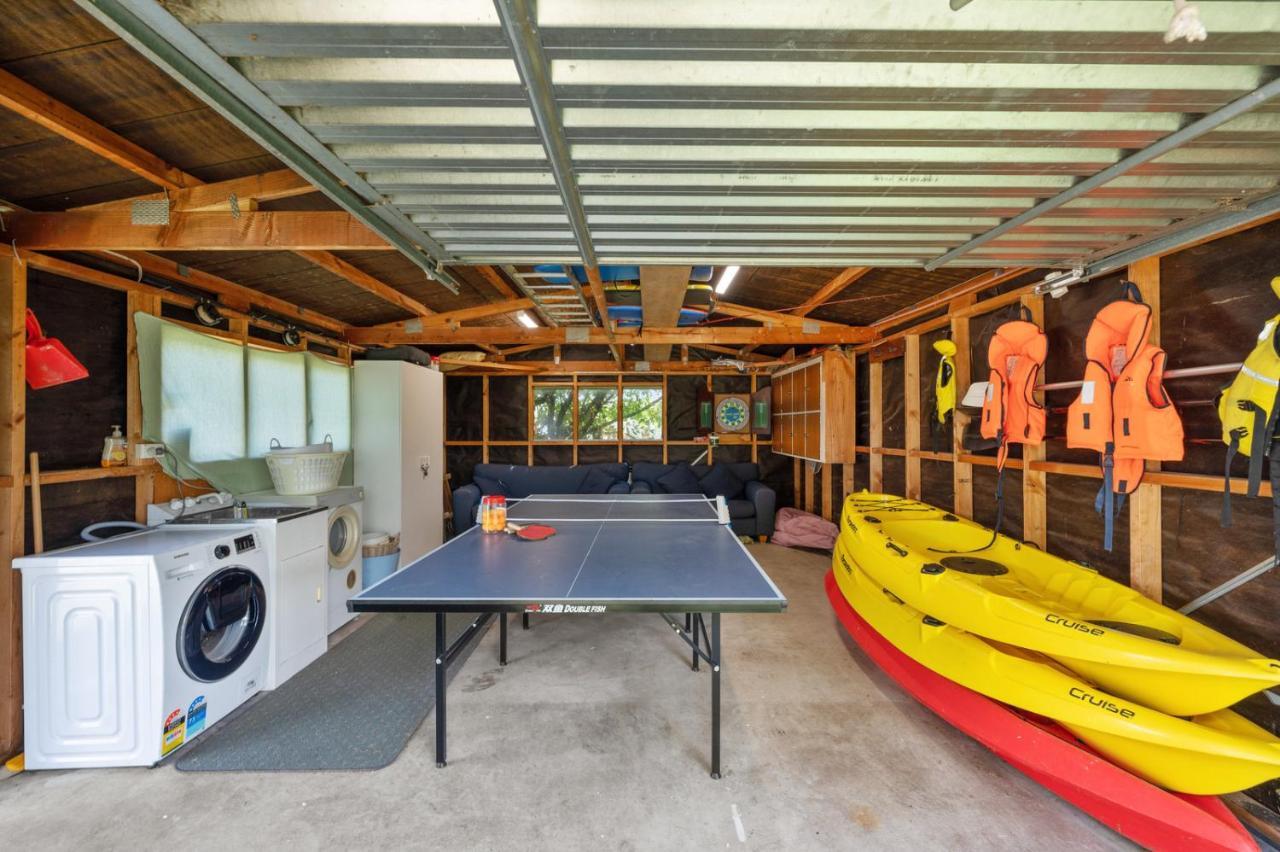Waitahanui Lake House - Lake Taupo Holiday Home Extérieur photo