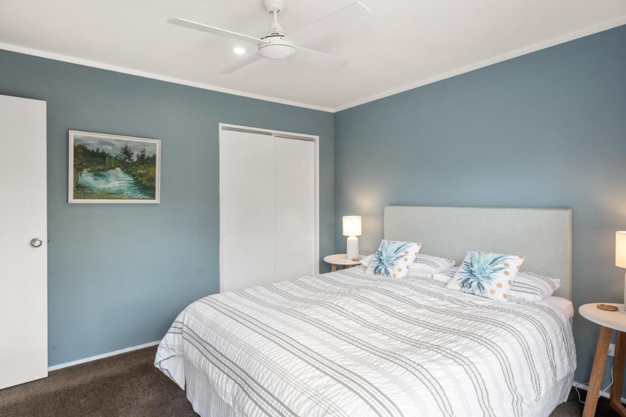 Waitahanui Lake House - Lake Taupo Holiday Home Extérieur photo